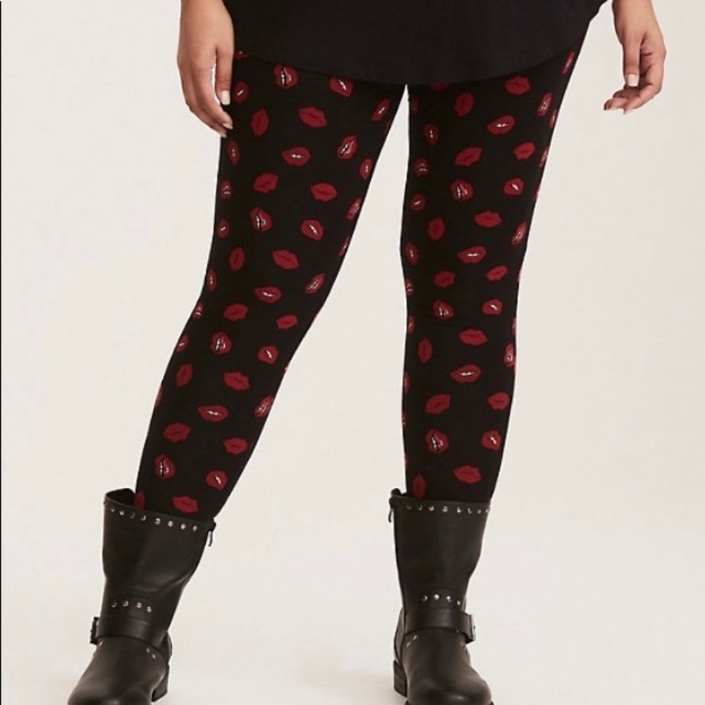 Torrid black leggings with lip print size 3 NWT